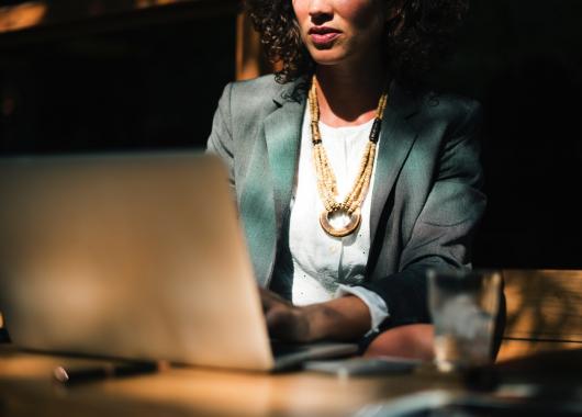 femme_ordi_credits_rawpixel